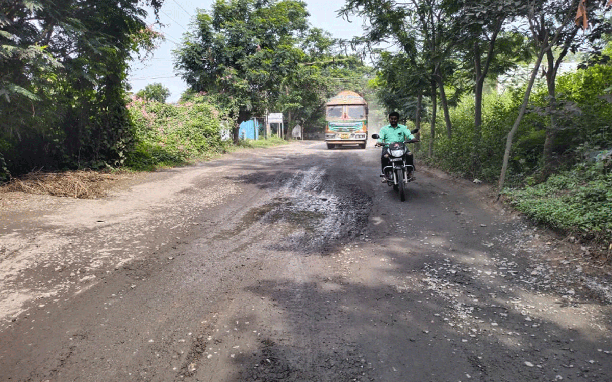Lakshmidevipally : టిప్ప‌ర్ లారీల దుమ్ముతో శేష‌గిరిన‌గ‌ర్ వాసుల ఇబ్బందులు