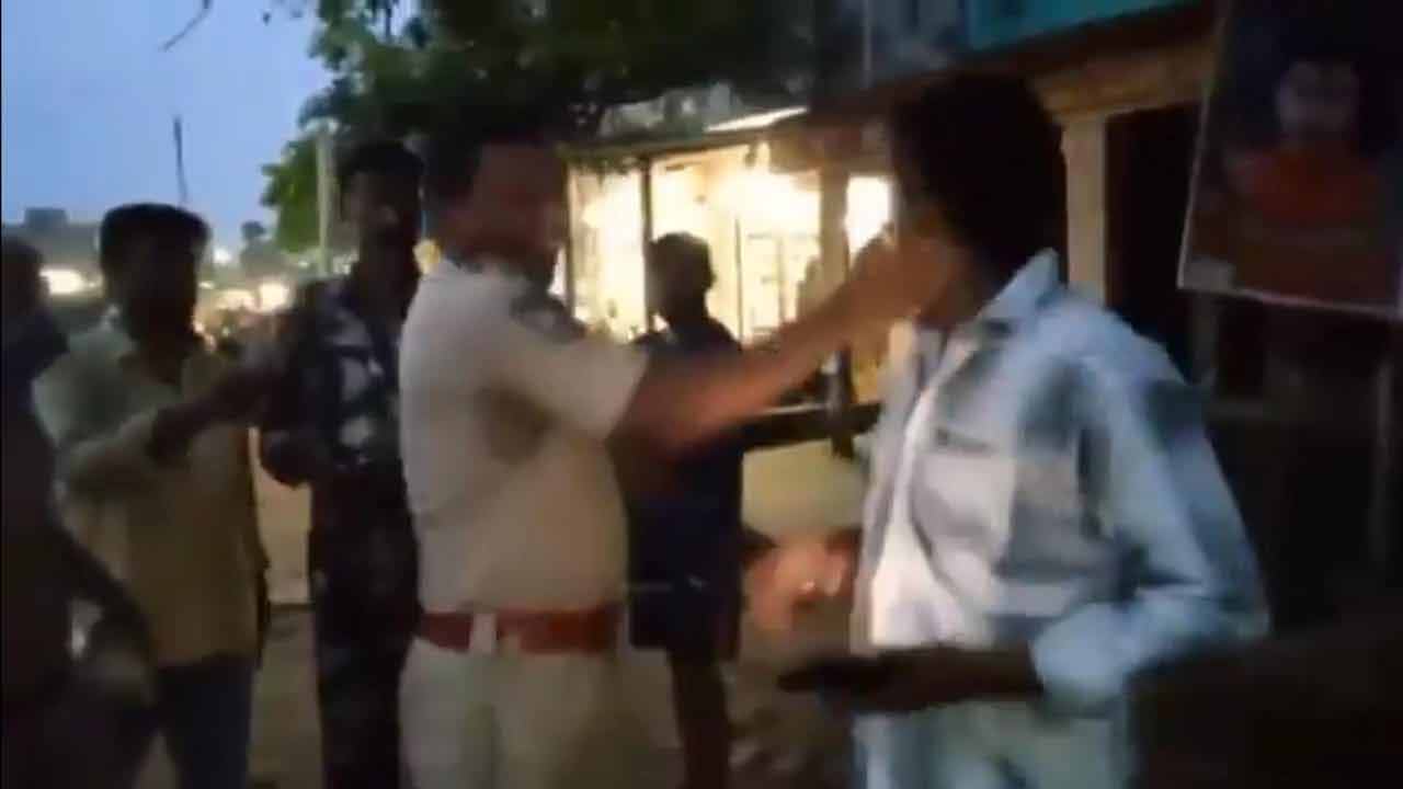 మేడారం భక్తుడిపై చేయి చేసుకున్న ట్రైనీ ఎస్సై