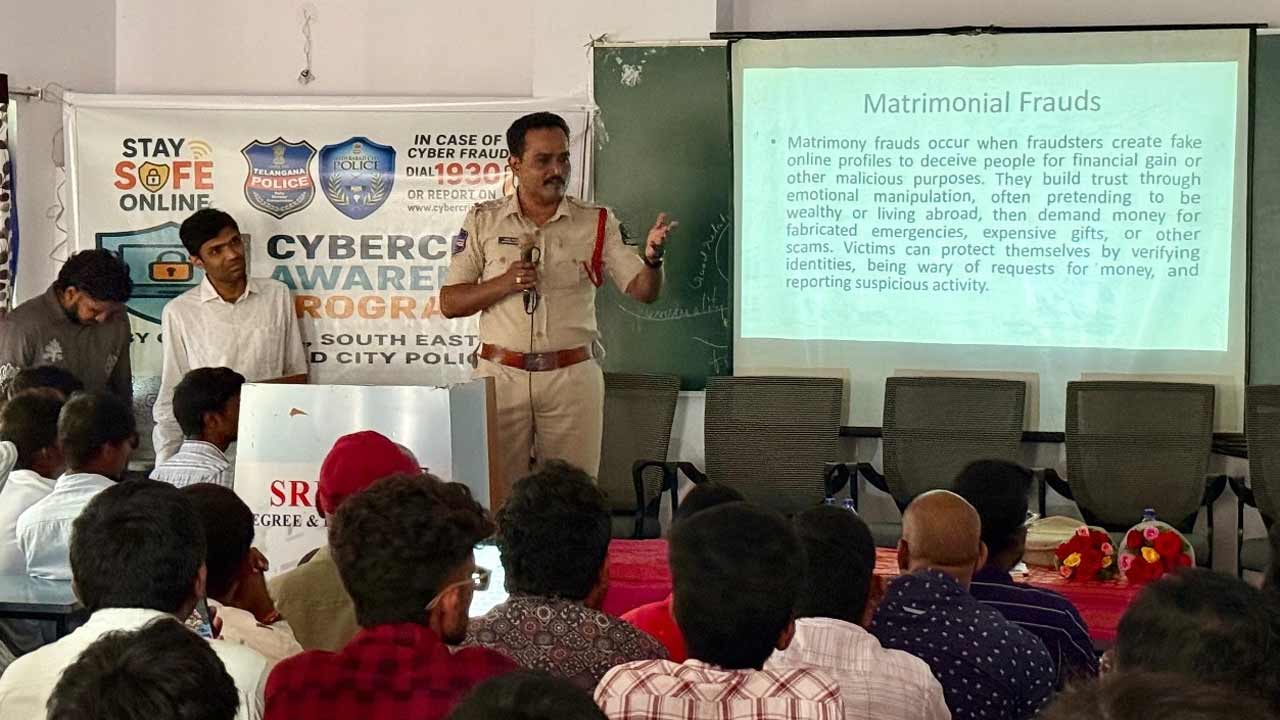 విద్యార్థులు, యువతనే మోసగాళ్లకు సాఫ్ట్‌ టార్గెట్‌ అవుతున్నారు.. సైబర్‌ పోలీసుల హెచ్చరిక
