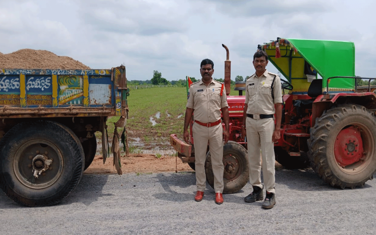 Madhira : ఇసుక అక్రమంగా తరలిస్తున్న మూడు ట్రాక్టర్లు సీజ్