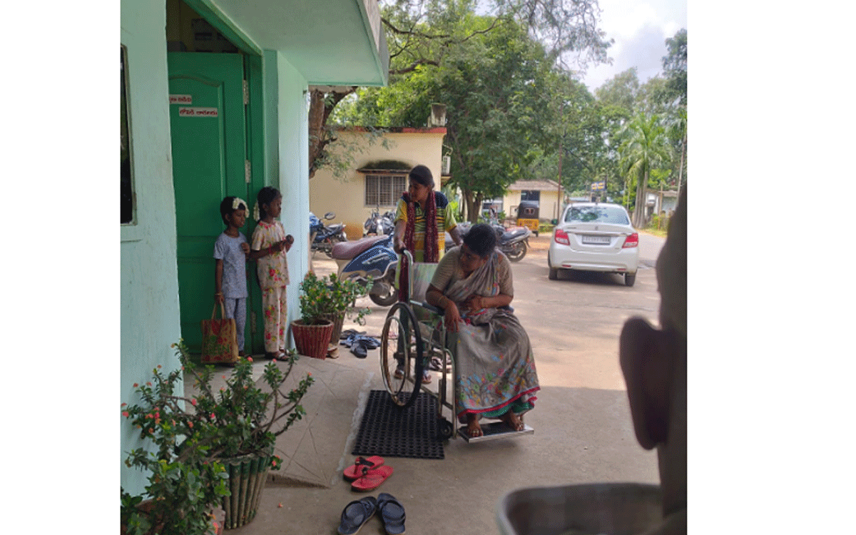 Singareni Main Hospital : రోగుల‌కు సహాయ‌కులే దిక్కు