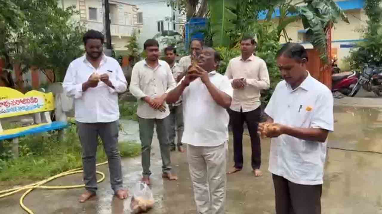 Sircilla | సిరిసిల్ల కలెక్టర్‌పై వేటు.. కొబ్బరికాయలు కొట్టి, పటాకులు పేల్చి నాయకుల సంబురాలు