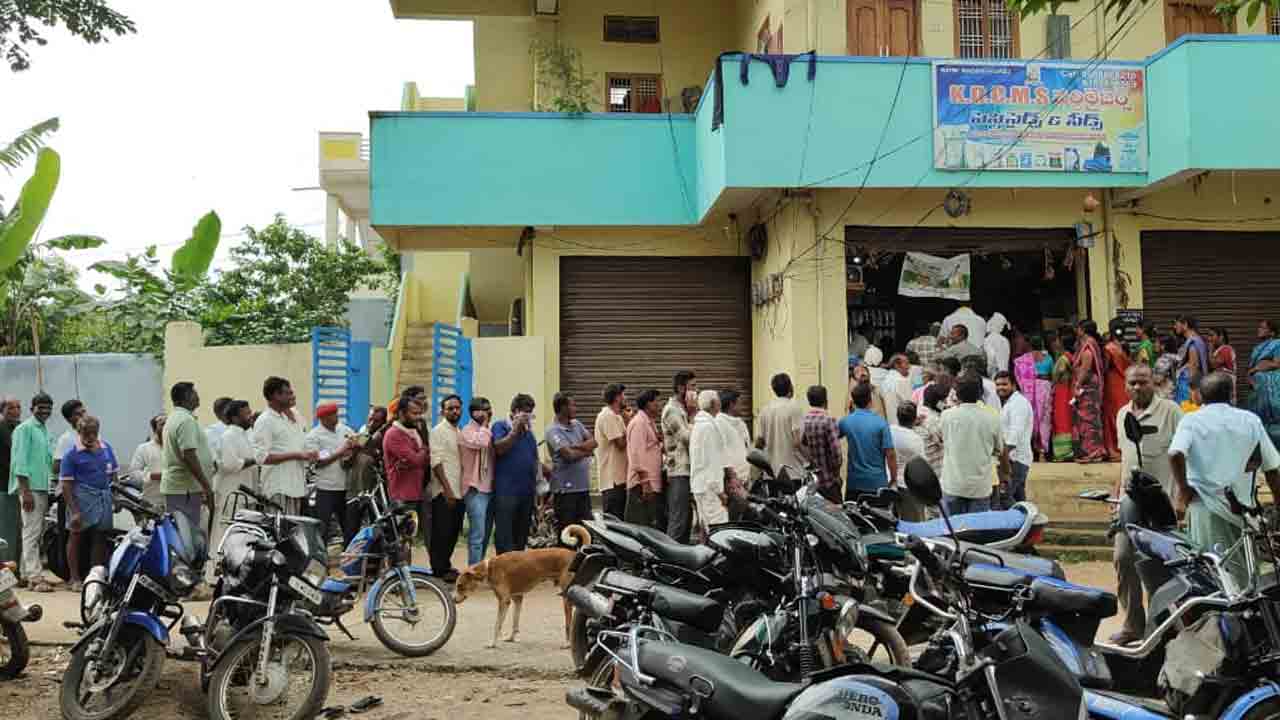 Urea | సిరిసిల్లలో రైతన్నల వ్యథ.. బస్తా యూరియా కోసం ఉదయాన్నే బారులు