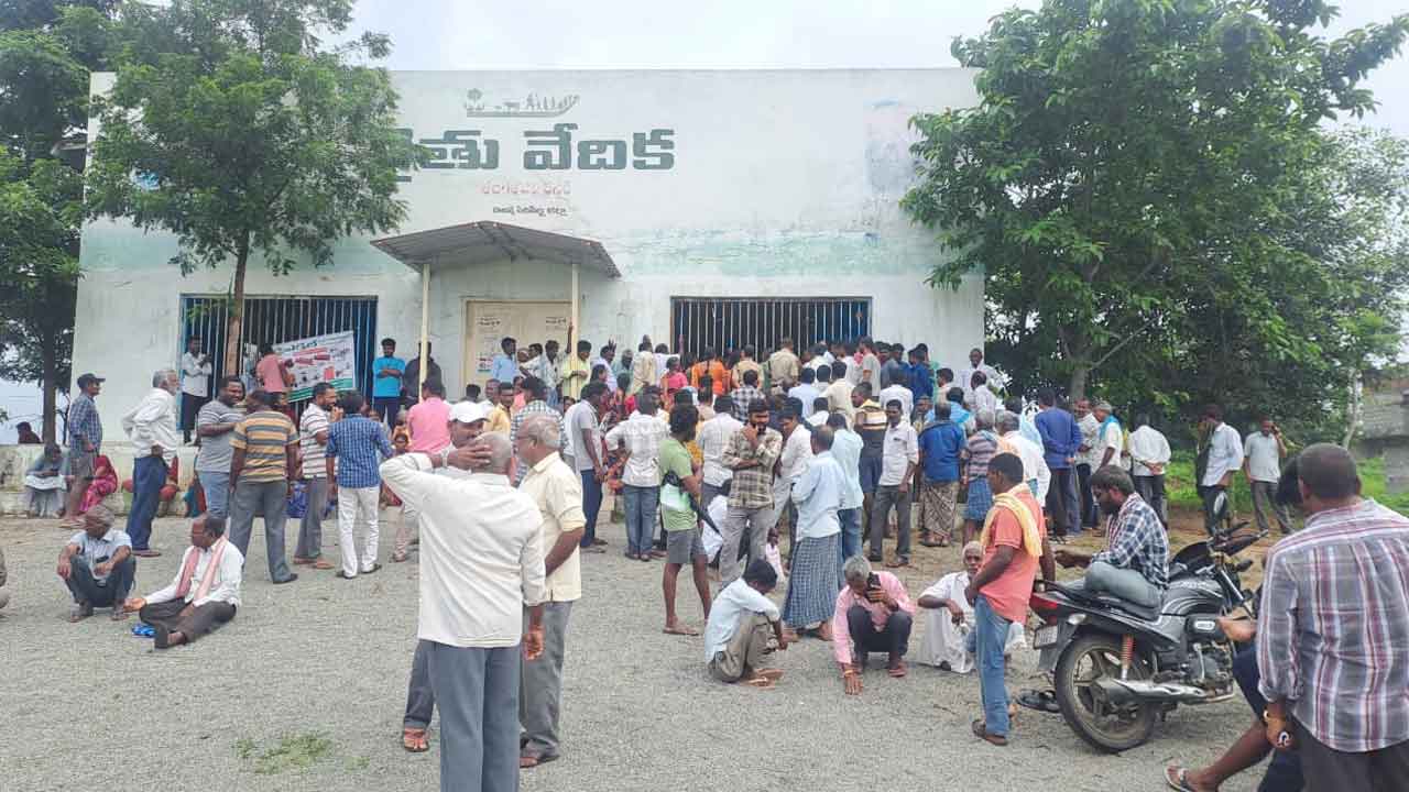 Tangallapalli | తంగళ్లపల్లిలో యూరియా కోసం.. రైతుల అరిగోస