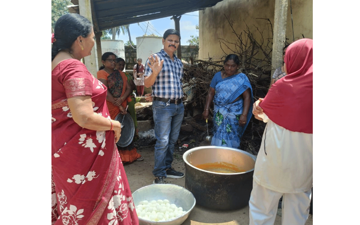 Yellandu : ‘మెనూ ప్రకారం విద్యార్థులకు మధ్యాహ్న భోజనం వడ్డీంచాలి’