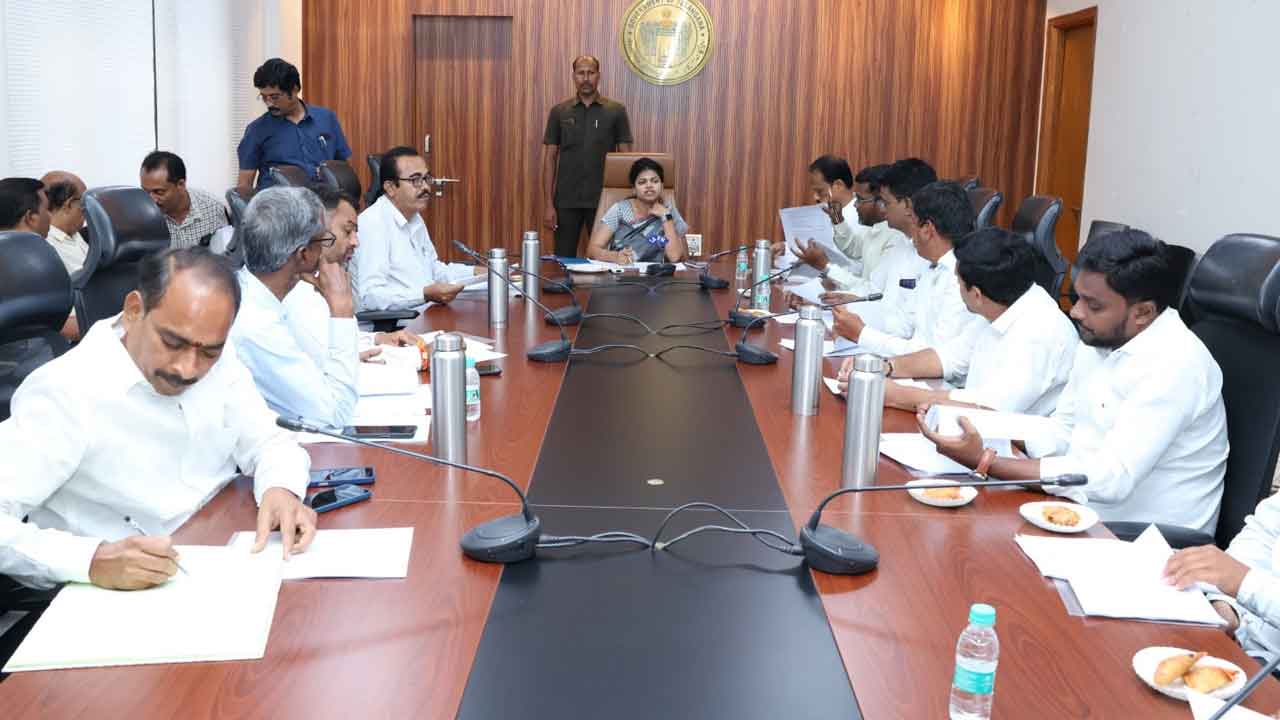 Collector Sneha shabarish | ముసాయిదా ఓటర్ల జాబితాపై రాజకీయ పార్టీల ప్రతినిధులతో కలెక్టర్‌ సమావేశం