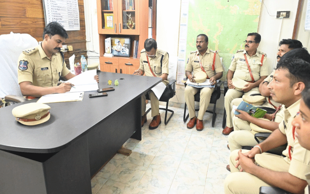 Yellandu : సైబర్ నేర నివార‌ణ‌పై ప్ర‌జ‌ల‌కు అవగాహన కల్పించాలి : ఎస్పీ రోహిత్ రాజ్‌