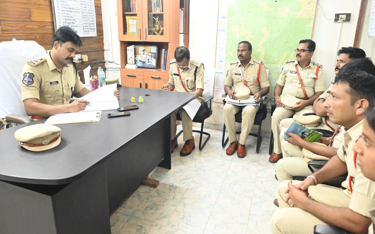 Yellandu : సైబర్ నేర నివార‌ణ‌పై ప్ర‌జ‌ల‌కు అవగాహన కల్పించాలి : ఎస్పీ రోహిత్ రాజ్‌