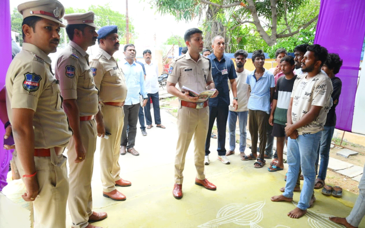 Nakrekal : గ‌ణేష్ మండ‌పాల‌ నిర్వాహ‌కులు జాగ్ర‌త్త‌లు పాటించాలి : ఎస్పీ శ‌ర‌త్ చంద్ర ప‌వార్‌