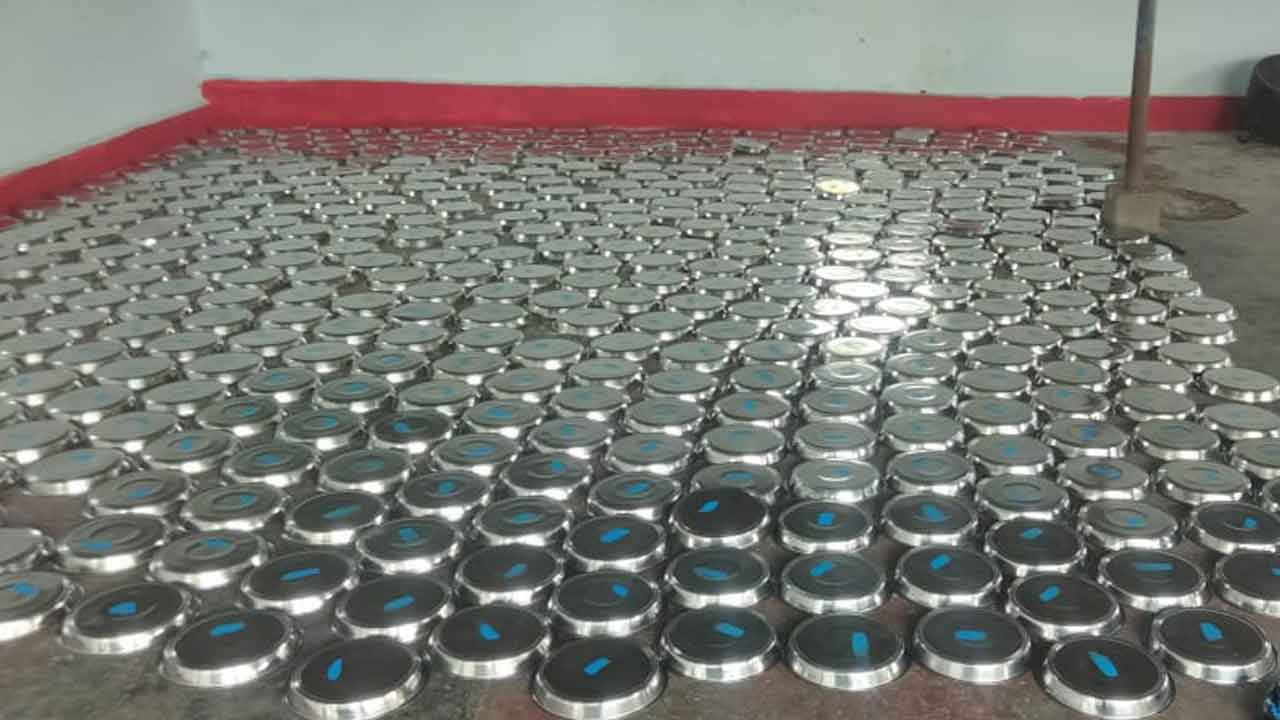 Steel plates | కాశీ విశ్వనాథ ఆలయానికి 300 స్టీల్ ప్లేట్లు అందజేసిన తహసీల్దార్‌ రమణ