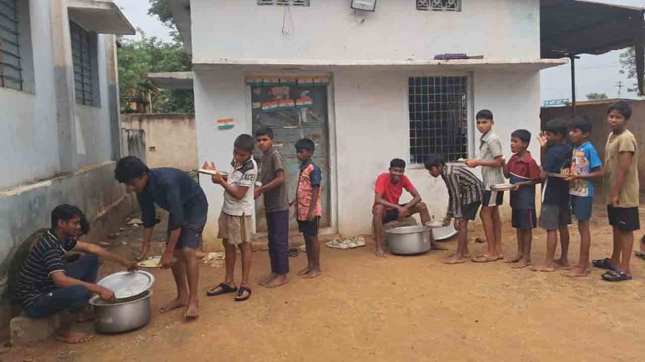 సమ్మెలో వంట సిబ్బంది వంట పనుల్లో విద్యార్థులు