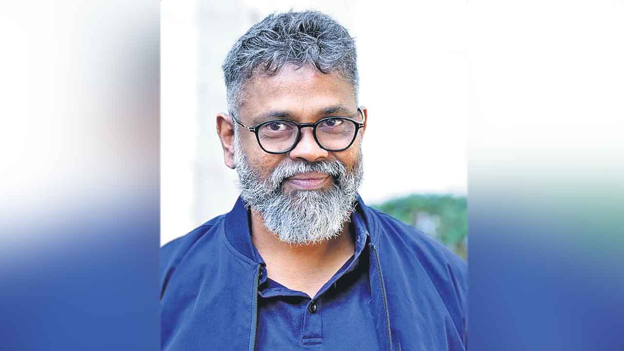 Sukumar | శిష్యుల కోసం సుకుమార్ దుబాయ్ ట్రిప్.. లెక్క‌ల మాస్టారు మంచితనానికి టాలీవుడ్ ఫిదా!