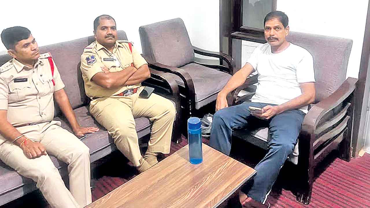 వరద పర్యటనలో నిర్బంధం