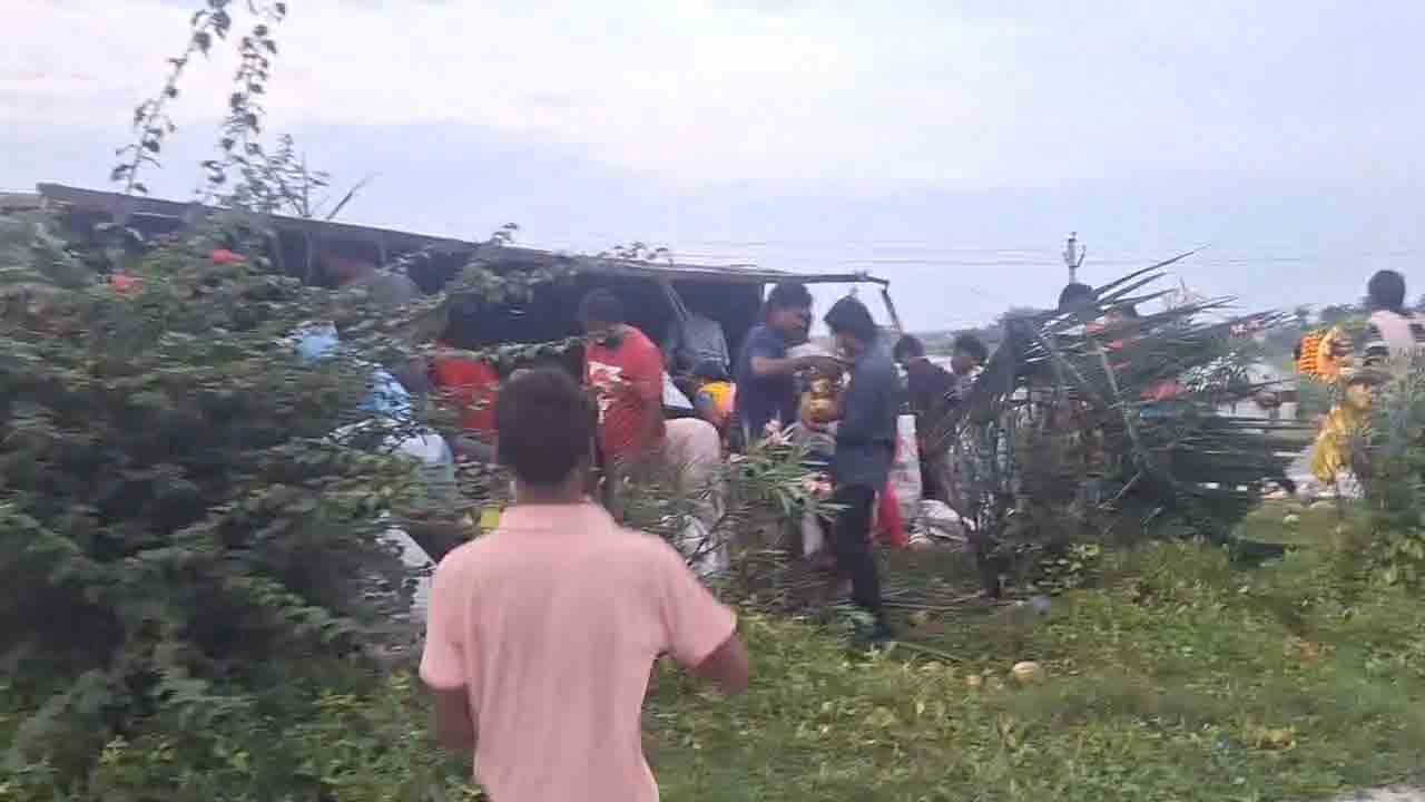 Suryapet | జాతీయ రహదారిపై కొబ్బరికాయల లారీ బోల్తా.. దొరికిన కాడికి ఎత్తుకెళ్లిన జనం