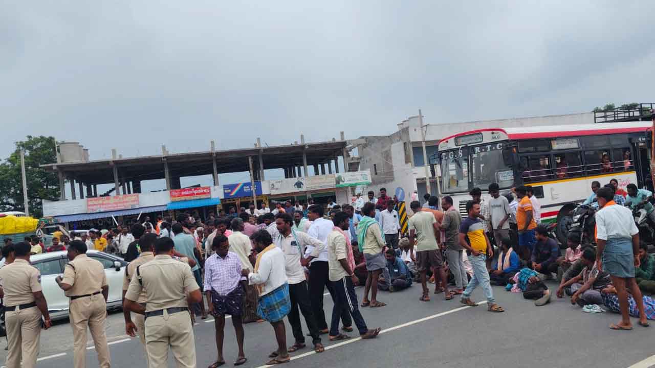 Suryapeta | జాతరను తలపిస్తున్న యూరియా క్యూలైన్‌లు.. పోలీసుల బందోబస్తు మధ్య పంపిణీ : వీడియో