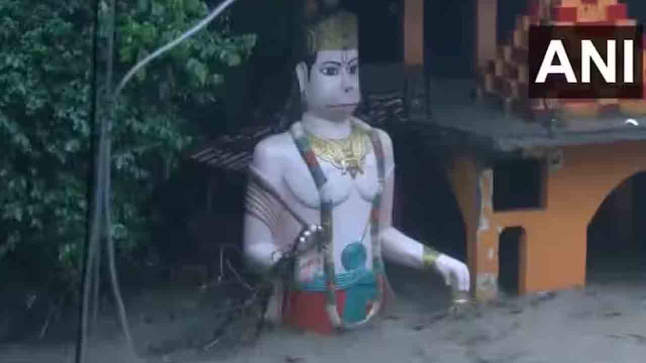 Tapkeshwar Mahadev Temple: తపకేశ్వర్ మహాదేవ్ ఆలయంలోకి నీళ్లు..  12 ఫీట్ల ఎత్తుకు వరద నీరు