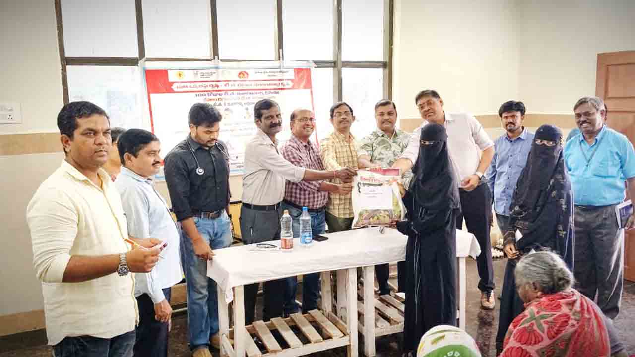 TB patients | టీబీ వ్యాధి గ్రస్తులకు దాతలు చేయూతనందించాలి  : ప్రమోద్ కుమార్