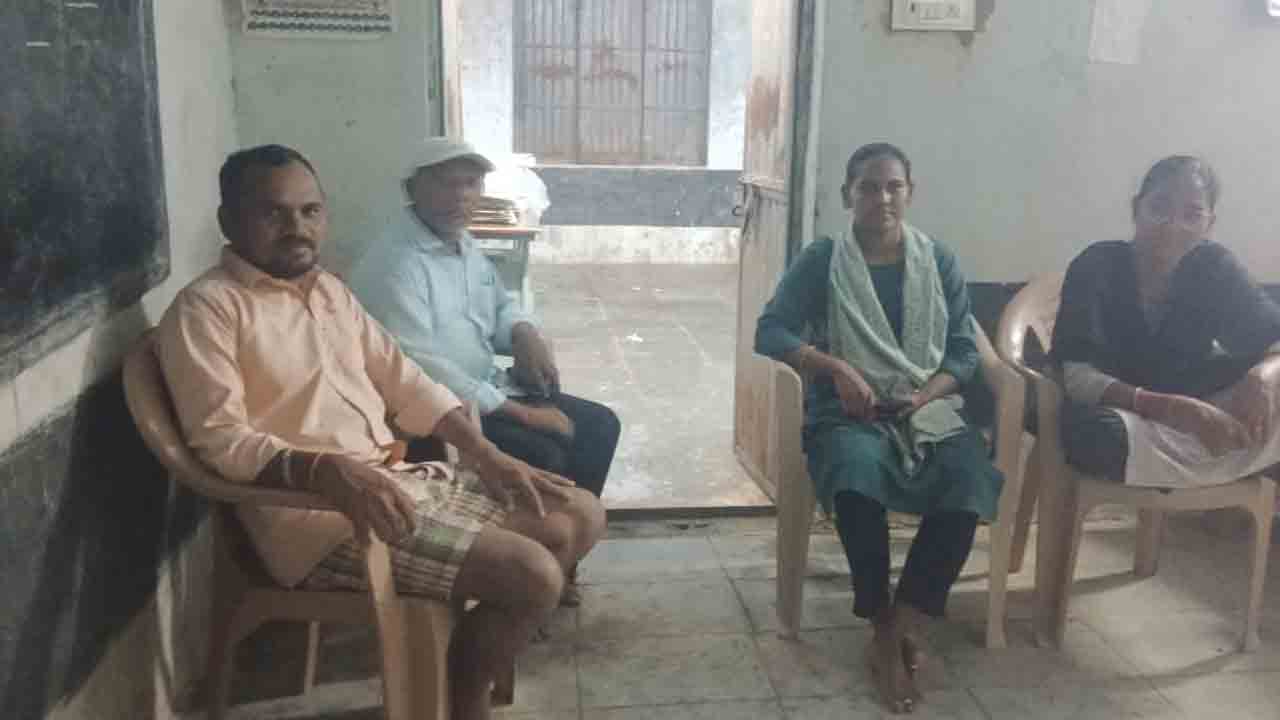 Asifabad | పొంగిపొర్లుతున్న వాగులు.. రాత్రంతా బడిలోనే ఉపాధ్యాయులు