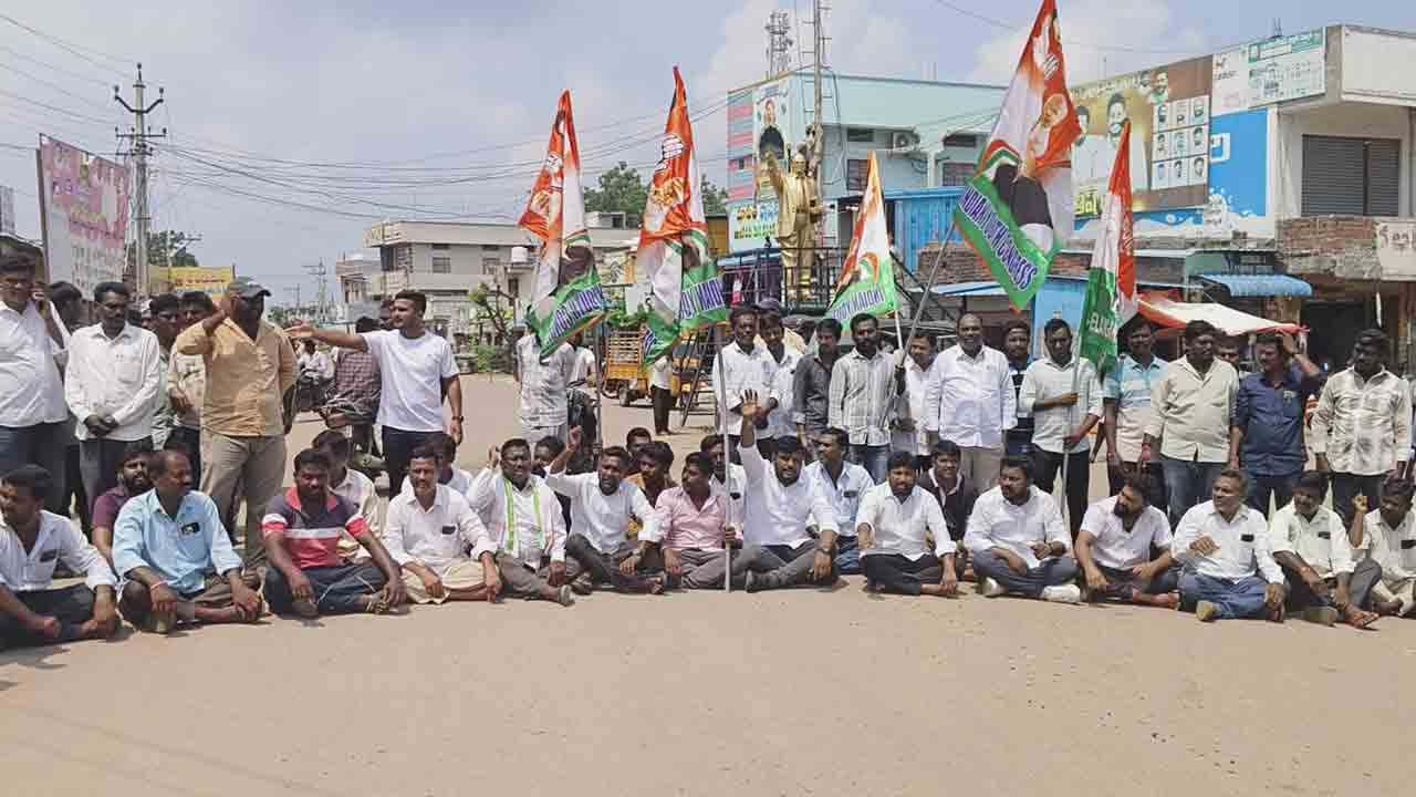 Congress | భూపాలపల్లి కాంగ్రెస్‌లో విభేదాలు.. ప్రభుత్వానికి వ్యతిరేకంగా పార్టీ మండల అధ్యక్షుడి ధర్న