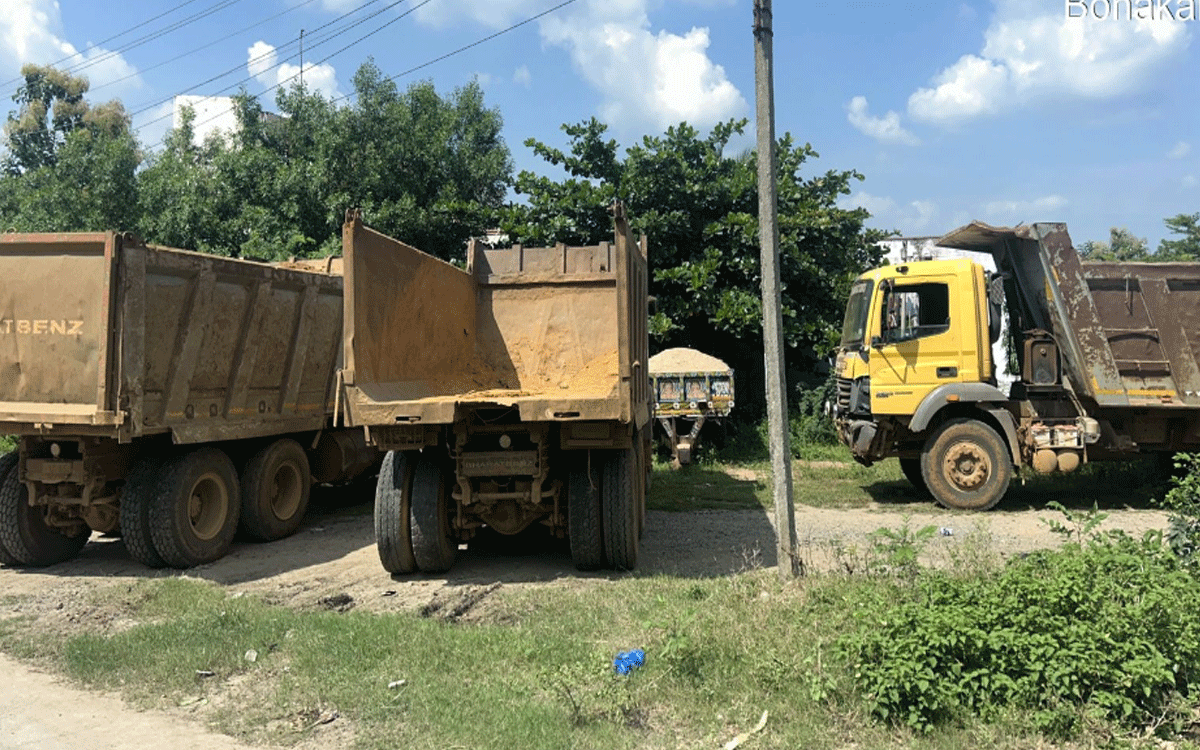 Bonakal : అక్రమంగా మట్టి తరలిస్తున్న టిప్పర్లు ప‌ట్టివేత