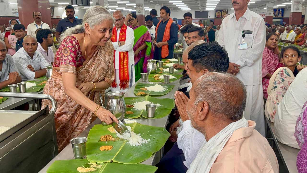 వెంగమాంబ అన్నప్రసాద కేంద్రంలో అన్నప్రసాదం స్వీకరించారు. ఈ సందర్భంగా ఆమె భక్తులను పలకరించారు. 