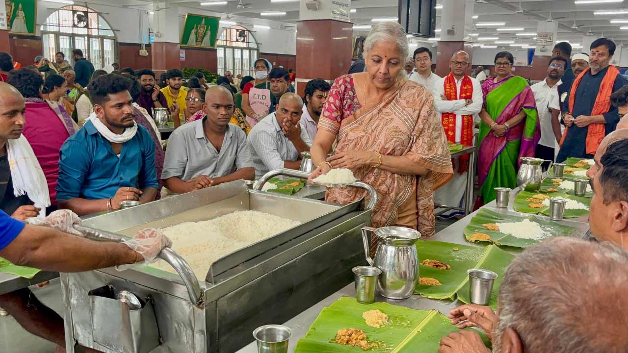 భక్తులను ఆప్యాయంగా పలకిరిస్తూ.. ఇంకొంచెం వేసుకోండి.. అంటూ ఒక్కొక్కరికీ వడ్డించారు. దీనికి సంబంధించిన వీడియో ఇప్పుడు సోషల్‌మీడియాలో వైరల్‌గా మారింది.