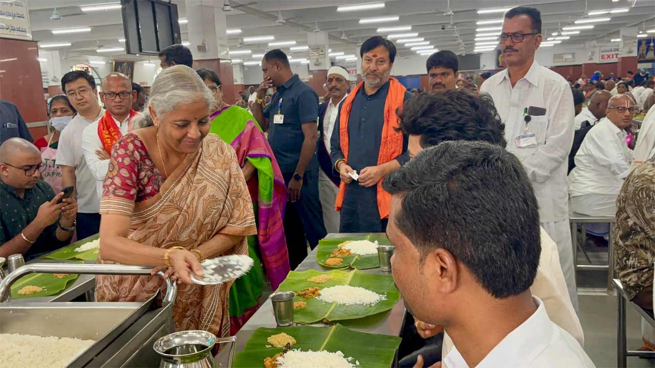 అనంతరం వెంగమాంబ అన్నప్రసాద కేంద్రంలో భక్తులకు స్వయంగా అన్నప్రసాదం వడ్డించారు. 