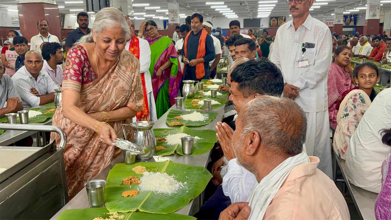 Tirumala | ఇంకొంచెం వేసుకో బాబూ.. తిరుమలలో అన్నప్రసాదం వడ్డించిన కేంద్రమంత్రి నిర్మలా సీతారామన్‌