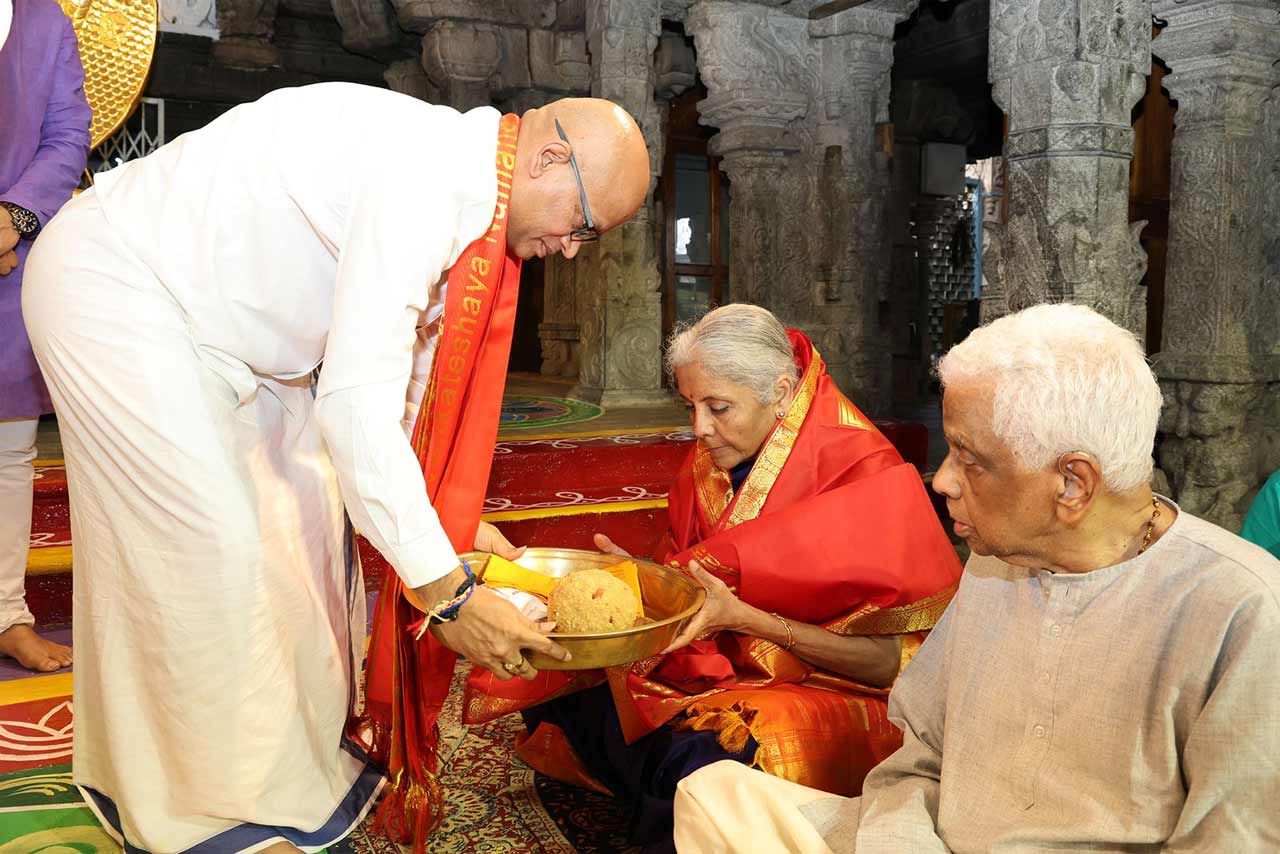 భక్తులకు శ్రీవారి సేవకులు అందిస్తున్న సేవలు అమోఘమని కొనియాడారు. ఇతర భక్తులతో కలిసి అన్న ప్రసాదం స్వీకరించడం హృదయానికి హత్తుకుందని తెలిపారు.