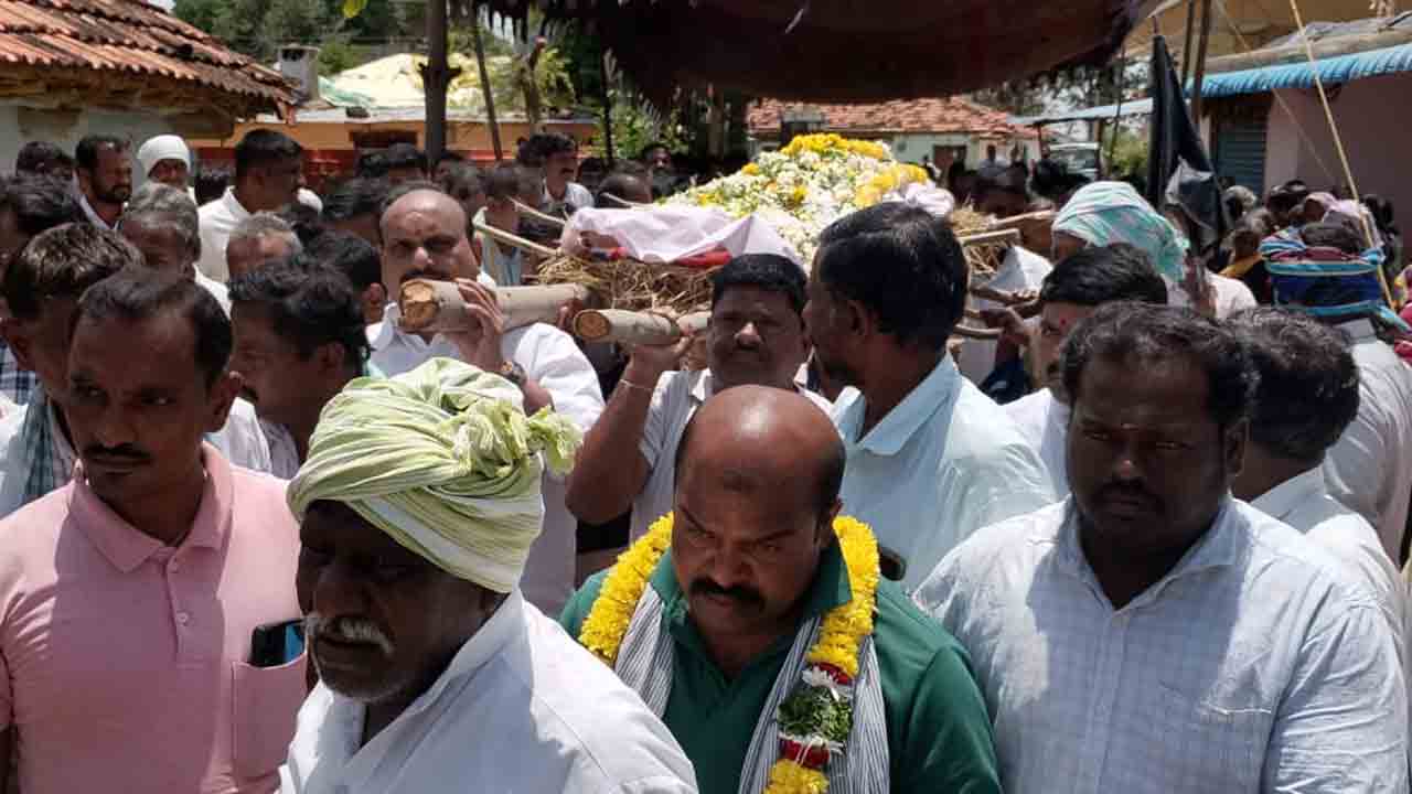 Nizampet | మాజీ సర్పంచ్కు మాతృవియోగం.. పాడె మోసిన బీఆర్ఎస్ నాయకుడు కాంటారెడ్డి తిరుపతిరెడ్డి