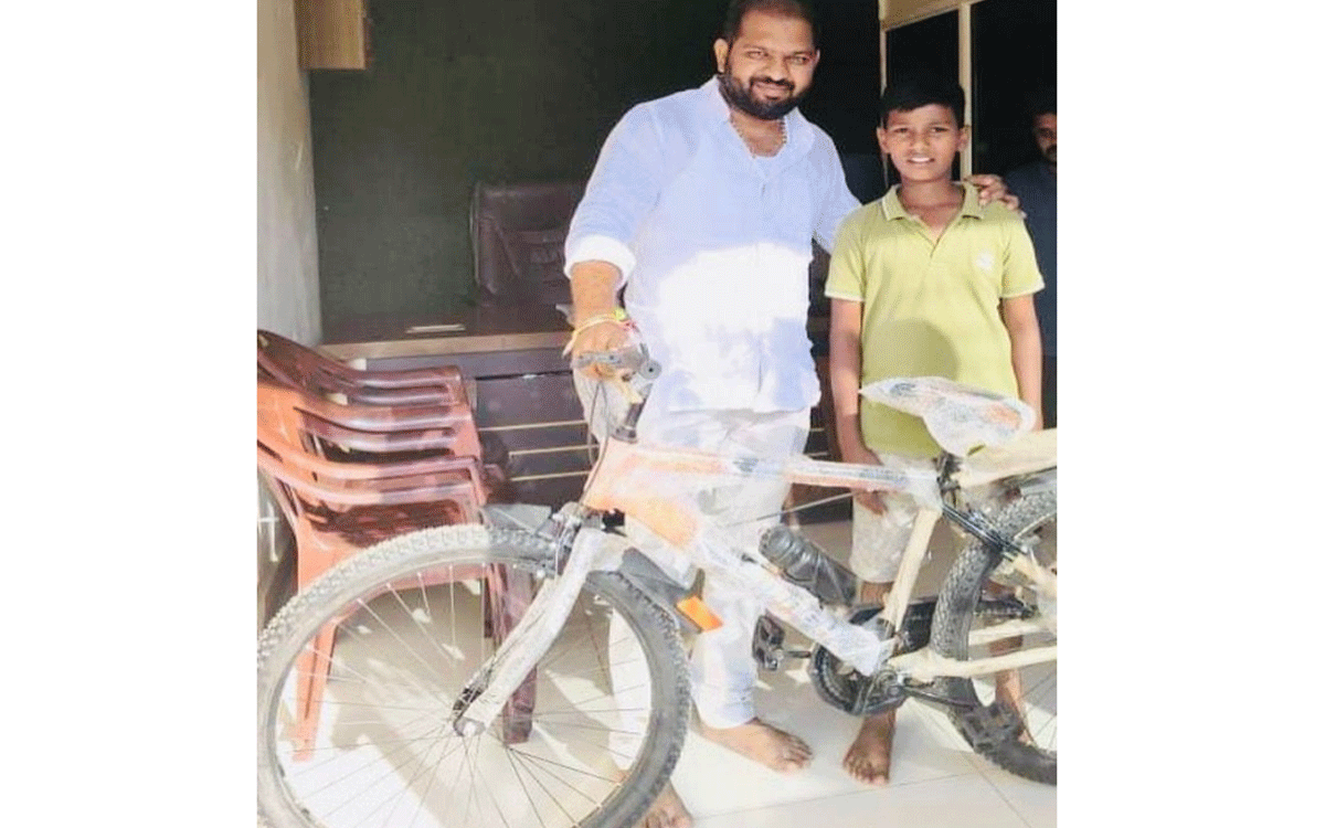 Chandur : నిరుపేద విద్యార్థికి టీఆర్ ఫౌండేష‌న్‌ చేయూత