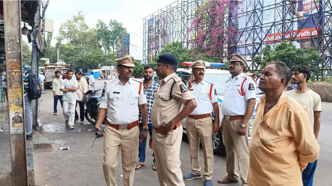 Hyderabad | ఫుట్పాత్లపై వ్యాపారాలు కొనసాగిస్తే చర్యలు.. ట్రాఫిక్ పోలీసుల హెచ్చరిక