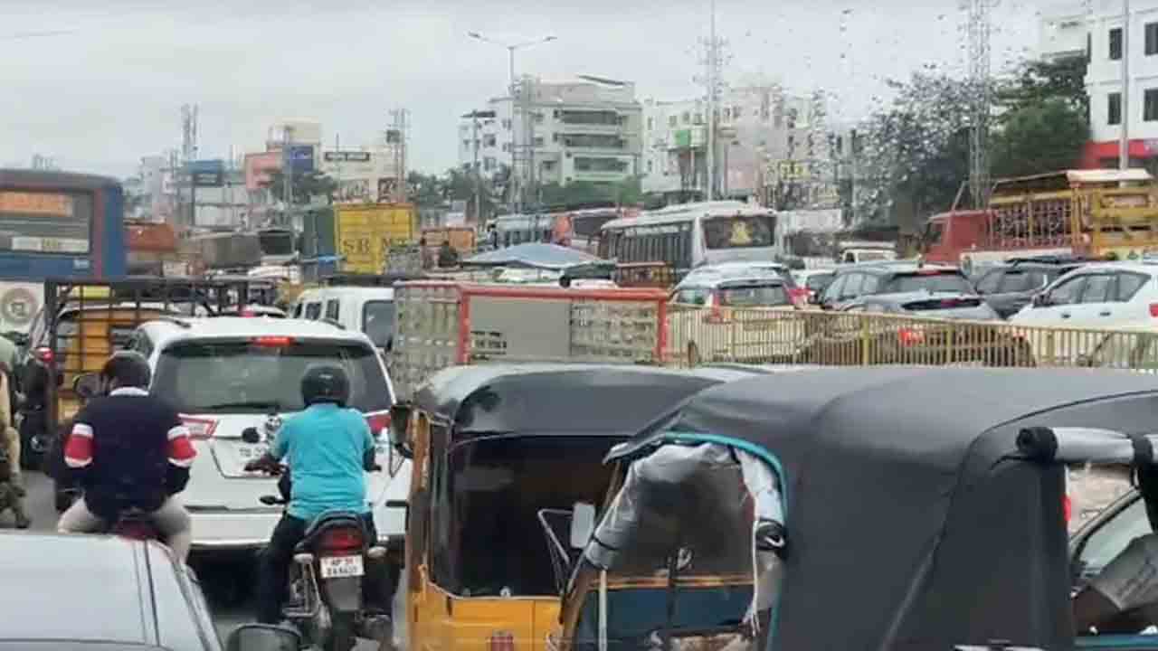 Traffic Jam | విజయవాడ హైవేపై నరకం.. ఎల్బీనగర్‌ నుంచి అబ్దుల్లాపూర్‌మెట్‌ వరకు ట్రాఫిక్‌ జామ్