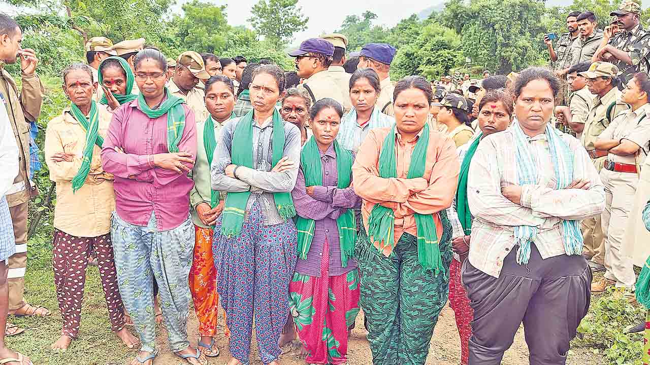 ఆదివాసీ మహిళల అరెస్ట్ : ఇది హరితహారం కాదు.. పోలీస్ దుర్మార్గం