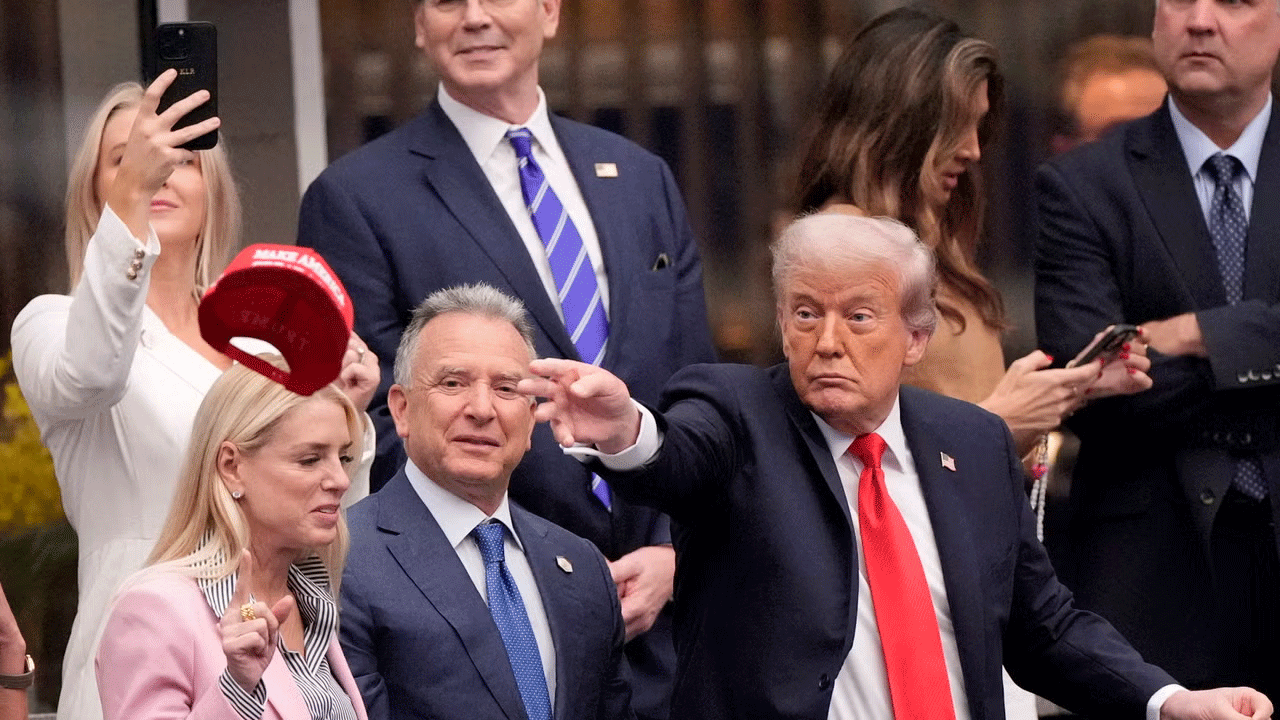 Donald Trump: టెన్నిస్ ప్రేక్షకులపై క్యాప్ విసిరేసిన డోనాల్డ్ ట్రంప్.. వీడియో