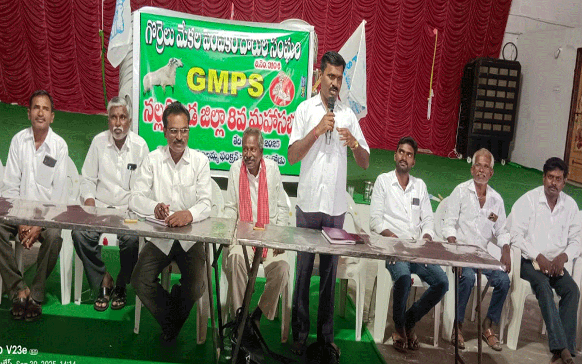 Munugode : ‘ప్రమాదంలో చనిపోయిన గొర్రెల కాపరుల కుటుంబాలకు రూ.10 లక్షలు ఇవ్వాలి’