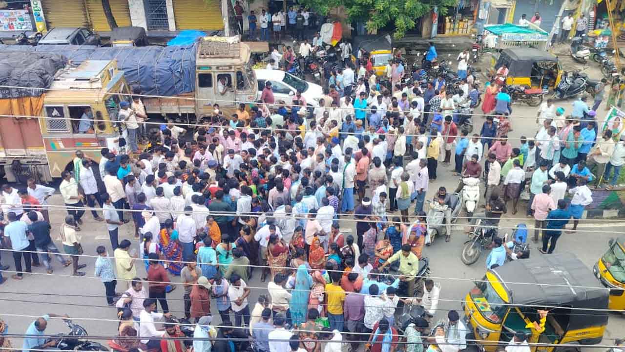 Urea | పాలమూరులో యూరియా కోసం రోడ్డెక్కిన రైతులు.. మద్దతు తెలిపిన బీఆర్‌ఎస్‌ నేతలు