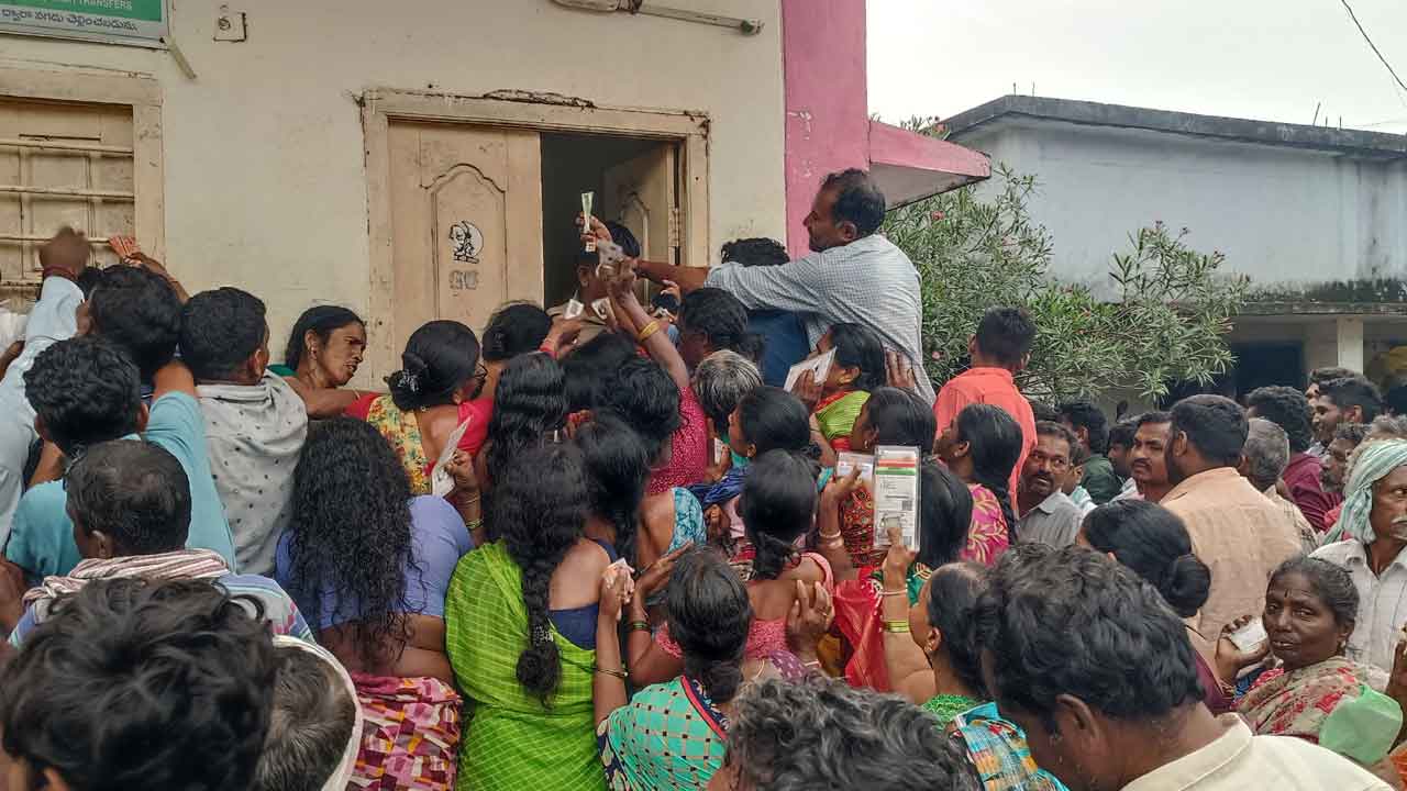 Urea | కూనారంలో అర్ధరాత్రి నుంచి యూరియా కోసం రైతుల ఇబ్బందులు