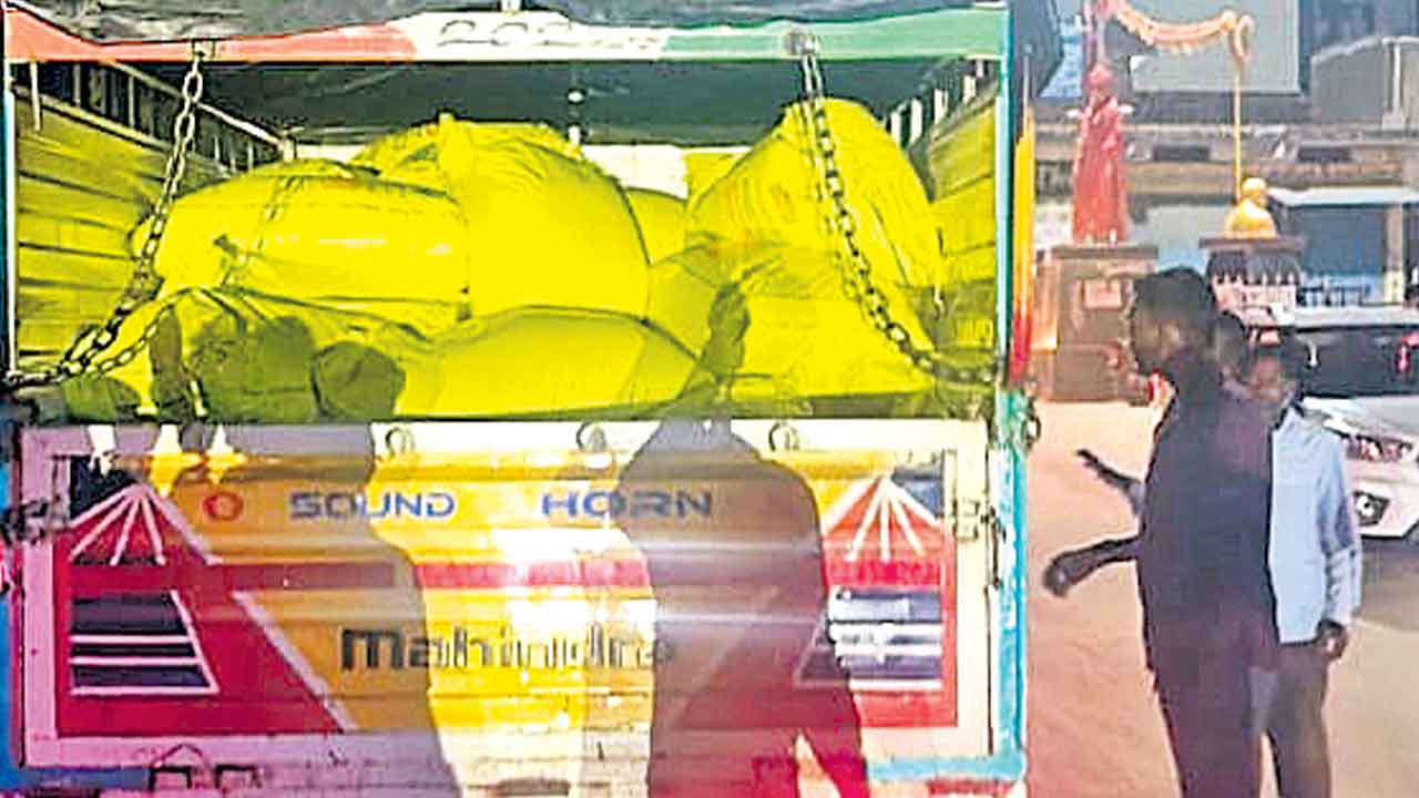 యూరియా పట్టివేత