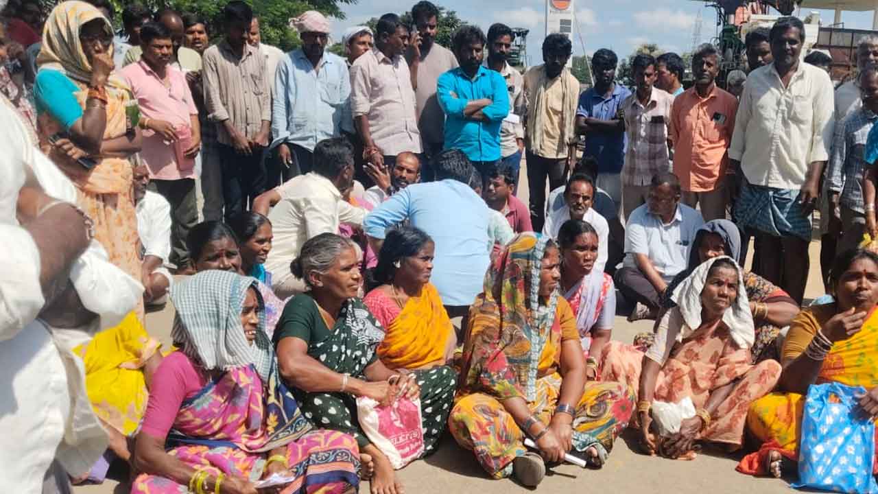 Urea | యూరియా కోసం అట్టుడికిన రాయపోల్ .. పోలీసుల పహారాలో టోకెన్ల పంపిణీ..
