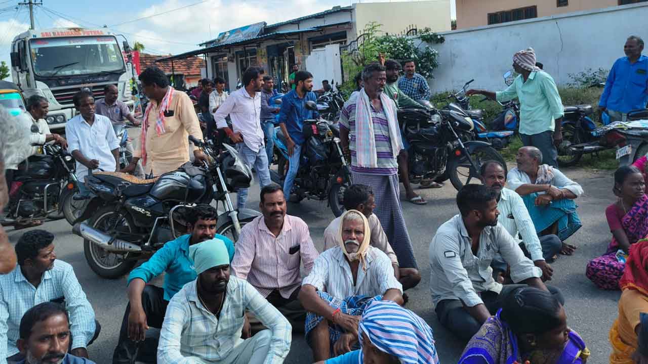 Chigurumamidi | కూపన్లు ఇచ్చి యూరియా ఇవ్వడం లేదని రైతుల ఆందోళన.. భారీగా ట్రాఫిక్ జామ్‌