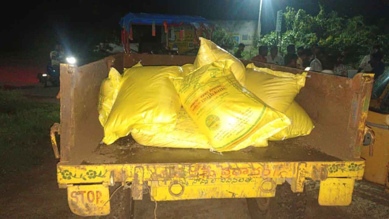 Urea | యూరియా అక్రమ తరలింపును అడ్డుకున్న రైతులు