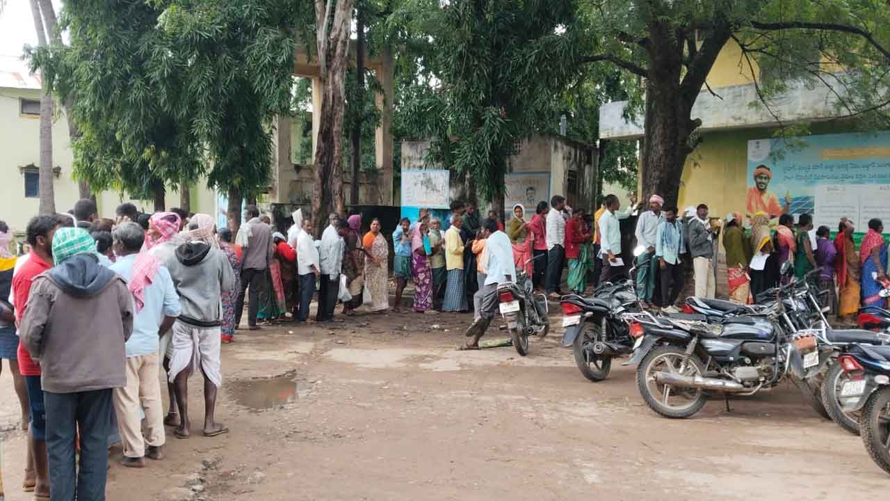 Kamareddy | కామారెడ్డి జిల్లాలో యూరియా కోసం బారులు తీరిన రైతులు  : వీడియో