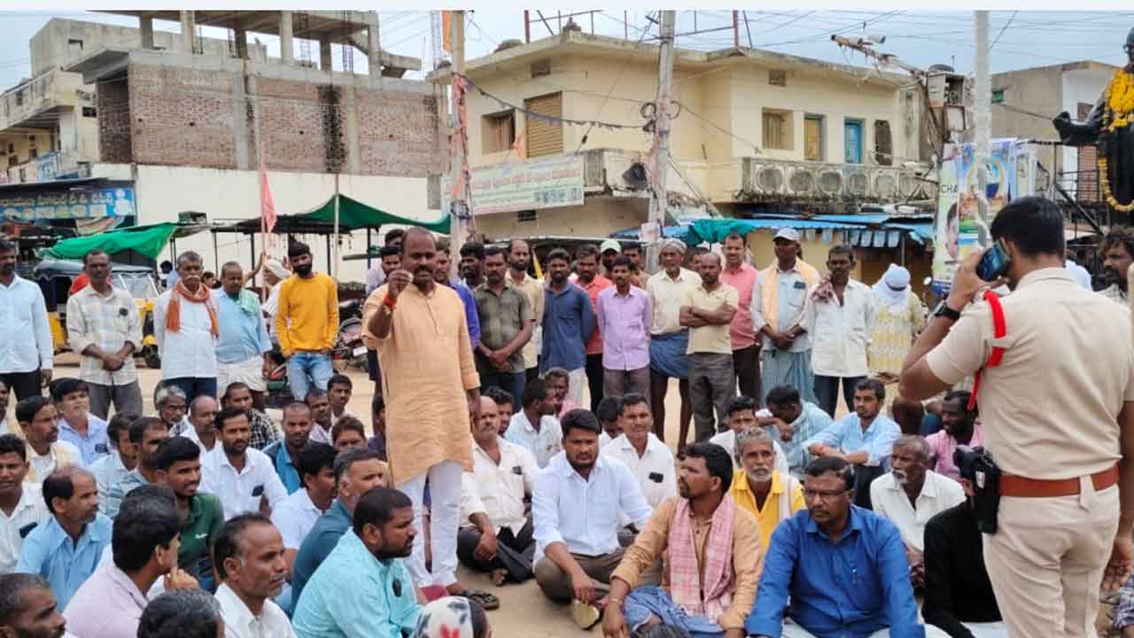 Protest for urea | కులకచర్లలో యూరియా కోసం రైతుల ధర్నా