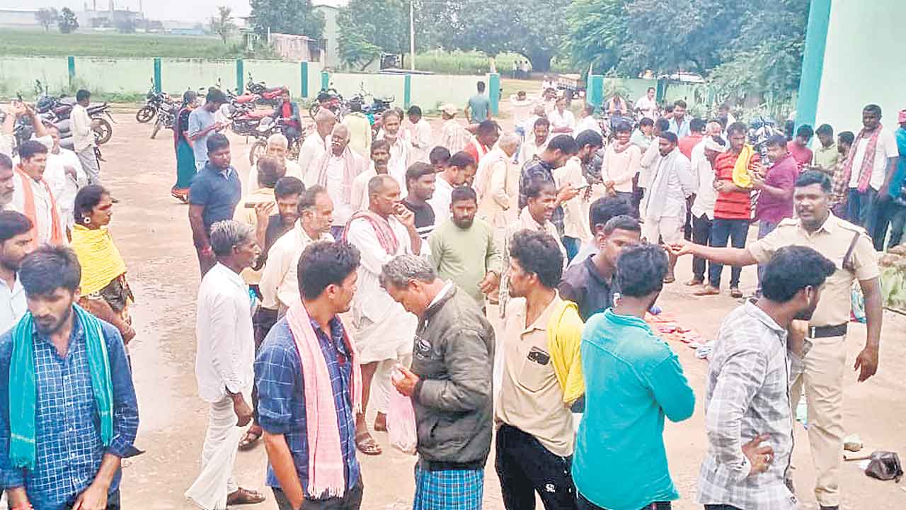రోజులు గడుస్తున్నా.. అదే వరుస.. తెల్లవారుజాము 4గంటల నుంచి పడిగాపులు