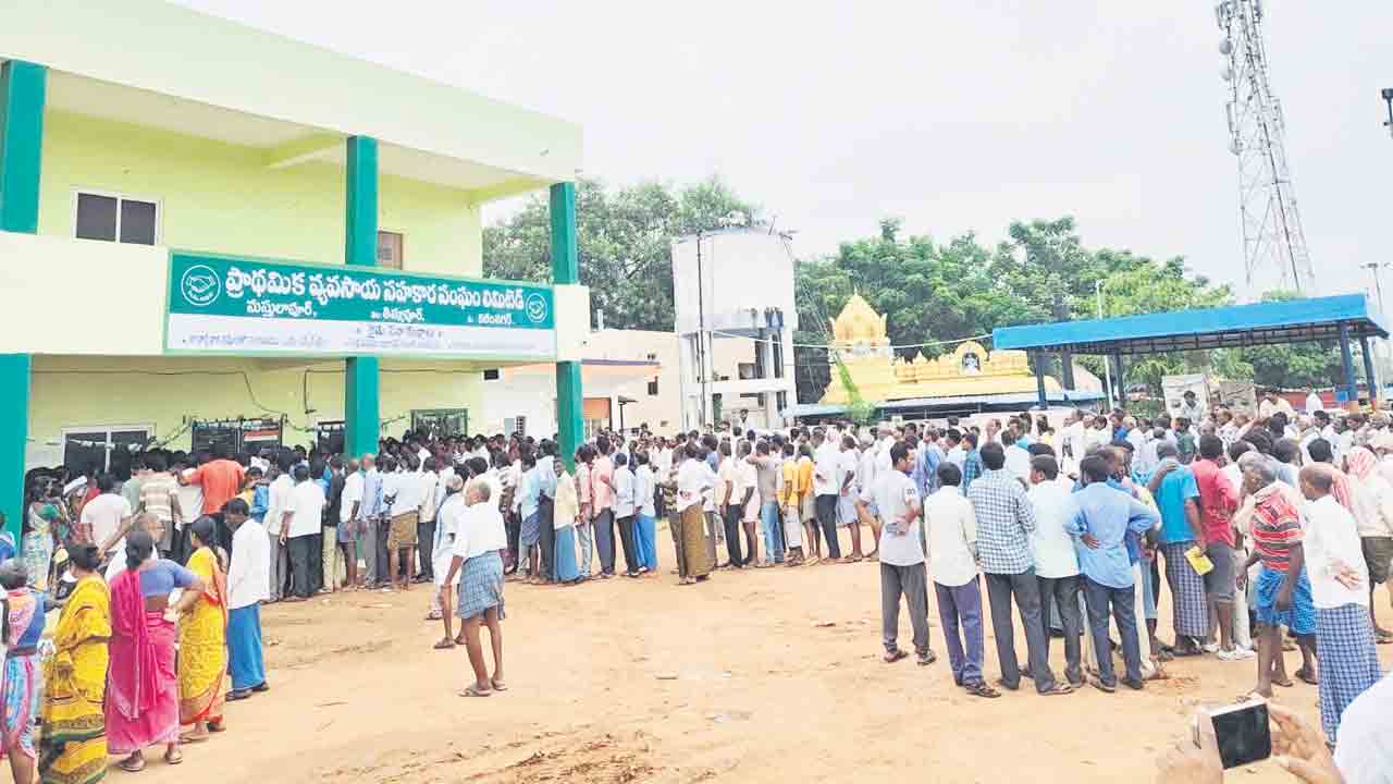 ఎగిలివారక ముందే ఎదురుచూపులు.. యూరియా కోసం రైతులకు తప్పని పాట్లు