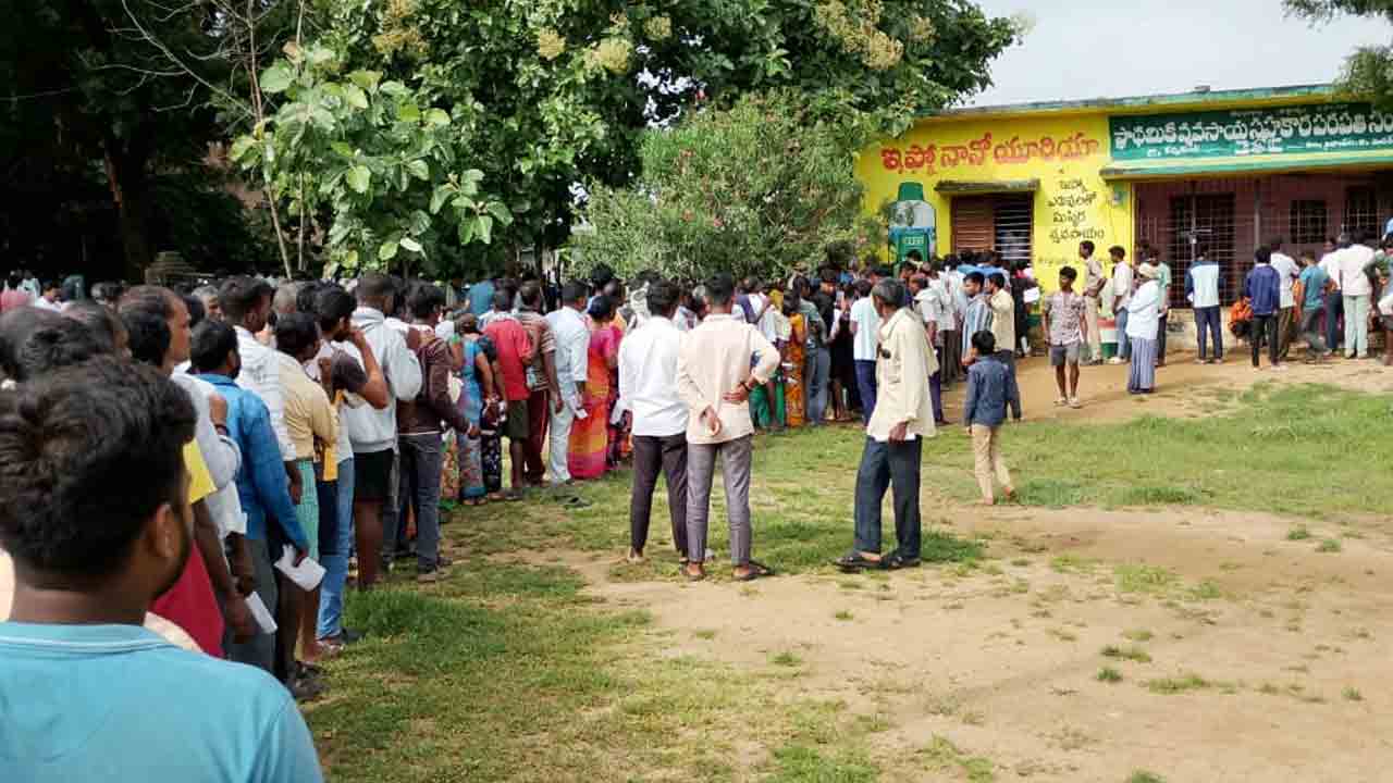 Nizampet | యూరియా కోసం బారులు తీరిన రైతులు