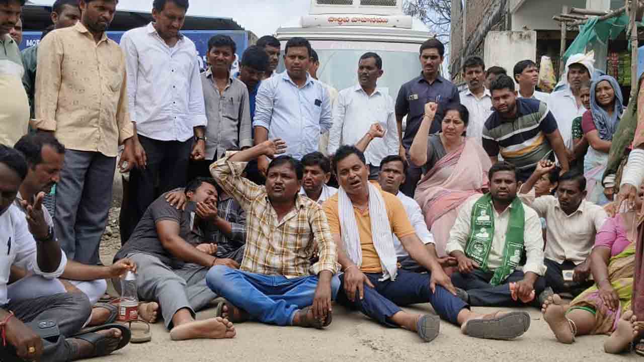 Urea | యూరియా కోసం వెళ్తూ ప్రాణాలు కోల్పోయిన రైతుల కుటుంబాలను ఆదోకోవాలి : సత్యవతి రాథోడ్‌