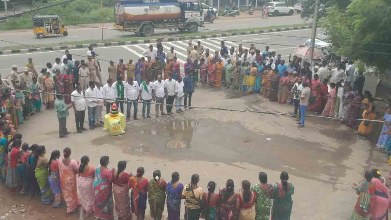 Karimnagar | యూరియా కోసం కరీంనగర్‌లో వినూత్న నిరసన.. మద్దతు తెలిపిన ఎమ్మెల్యే గంగుల