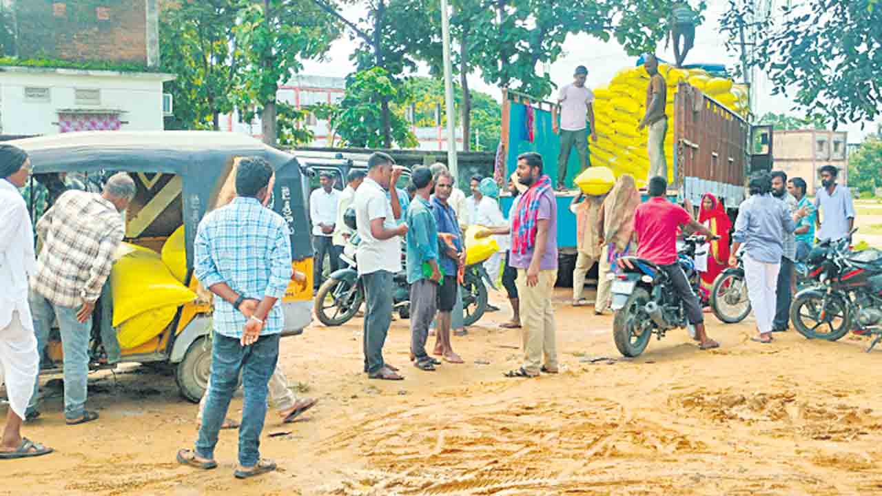 యూరియా కోసం రైతుల పడిగాపులు